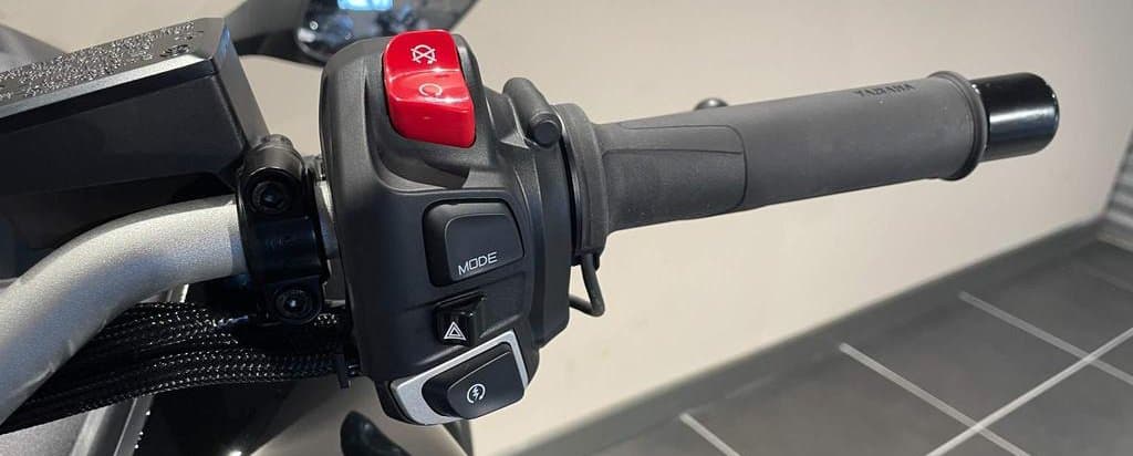 ride-by-wire throttle on Yamaha Niken GT 2023