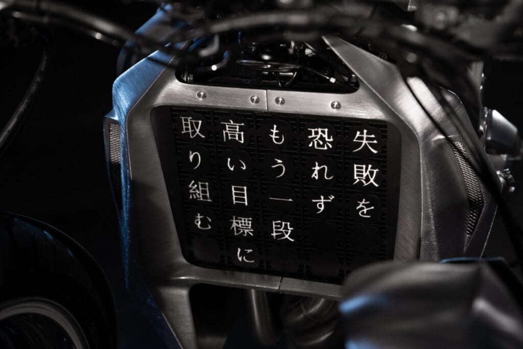Japanese inscription 失敗を恐れず、もう一段高い目標に取り組む “Courage to set higher goals without fear of failure” - Game Over Cycles custom Yamaha Niken